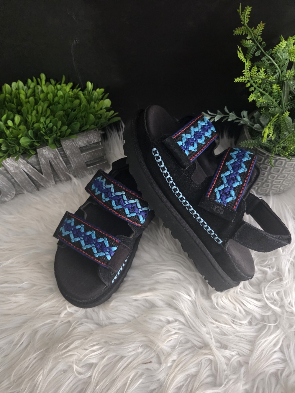 UGG Goldenglow Black Platform Sandals Embroidered Blue Woven Straps. Size 6.5